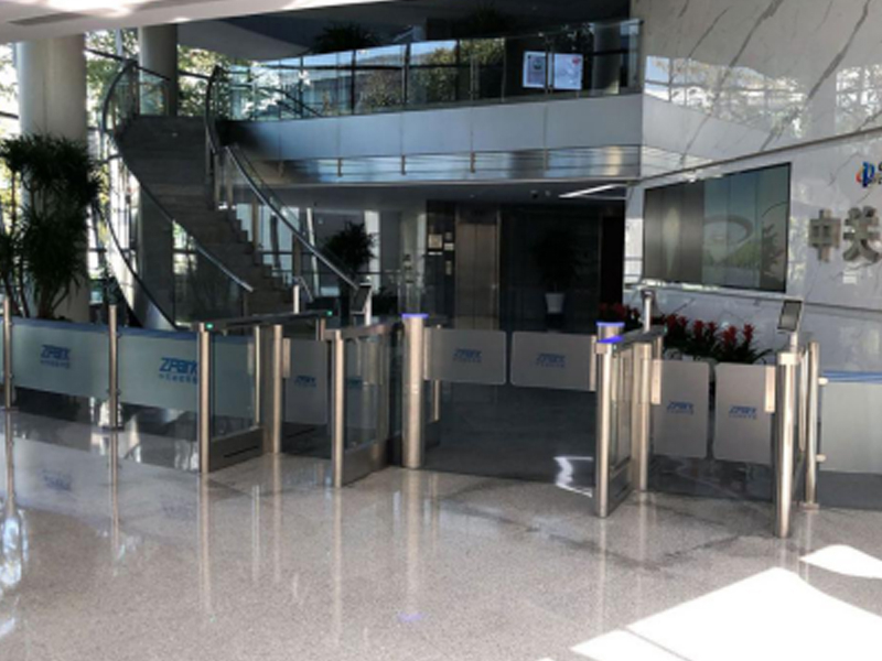 北京ZPark 哪家好？?jī)r(jià)格怎么樣？代理招商，生產(chǎn)廠家，價(jià)格，哪家好，多少錢，品牌，報(bào)價(jià)，廠家，哪個(gè)公司好 北京ZPark占地2.6KM，聚集國內(nèi)外近700家知名科技創(chuàng)新企業(yè)，從業(yè)人員近8萬人。于2019年9月安裝了人臉識(shí)別閘機(jī)，集成了員工人臉識(shí)別考勤系統(tǒng)與人臉識(shí)別門禁系統(tǒng)，采用閘機(jī)自助化的管理方式替代人工管理，提高園區(qū)智能化水平，創(chuàng)造更安全便捷的辦公環(huán)境。