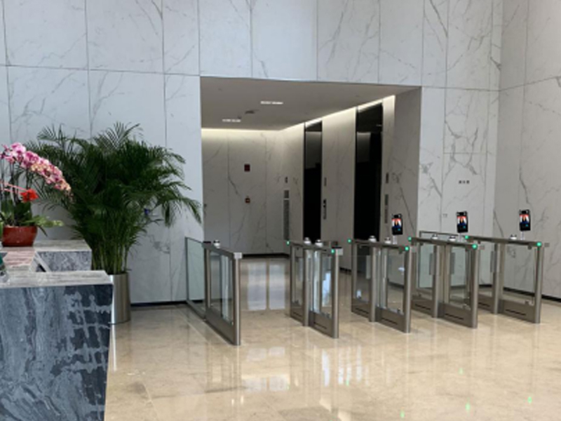 政府閘機(jī)中國**電子集團(tuán)人臉識(shí)別閘機(jī) 哪家好？?jī)r(jià)格怎么樣？代理招商，生產(chǎn)廠家，價(jià)格，哪家好，多少錢，品牌，報(bào)價(jià)，廠家，哪個(gè)公司好 中國*電子*集團(tuán)安裝采用路可路美人臉識(shí)別閘機(jī)，通過360度動(dòng)態(tài)防偽人臉識(shí)別的方式進(jìn)行員工、訪客出入管理，人臉識(shí)別采用真人檢測(cè)，杜絕偽裝，大大提高了集團(tuán)的安全等級(jí)；員工在通過人臉識(shí)別閘機(jī)進(jìn)出單位的同時(shí)，也自動(dòng)進(jìn)行考勤管理；采用這種非主動(dòng)性、非接觸性、無卡無證式驗(yàn)證，大大提高了通行效率，通行體驗(yàn)更好，也更健康。