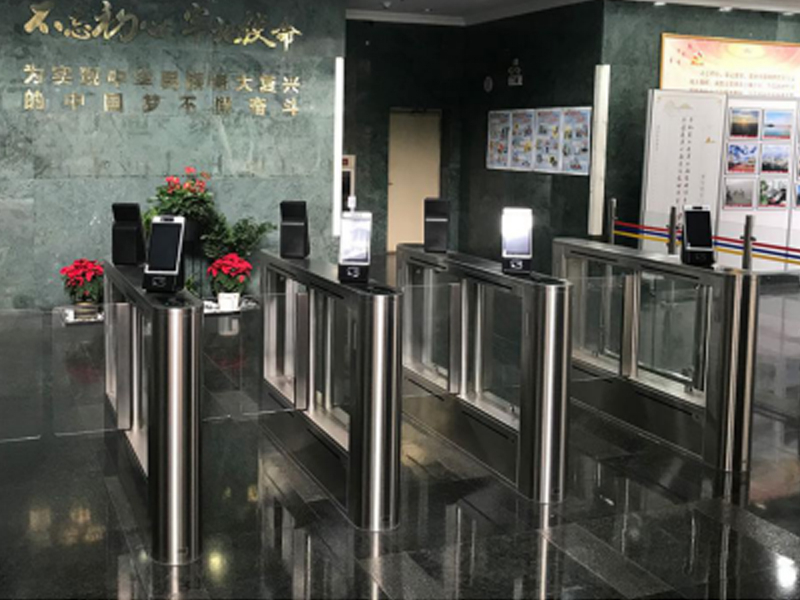 **省交通運(yùn)輸廳 哪家好？?jī)r(jià)格怎么樣？代理招商，生產(chǎn)廠家，價(jià)格，哪家好，多少錢，品牌，報(bào)價(jià)，廠家，哪個(gè)公司好 **省交通運(yùn)輸廳采用人臉識(shí)別閘機(jī)，并配套采用人臉識(shí)別門禁，進(jìn)行出入口規(guī)范化管理，這種閘機(jī)人臉識(shí)別終端恰好符合其管理要求，杜絕不法分子進(jìn)入，提高機(jī)關(guān)的安全與管理水平。