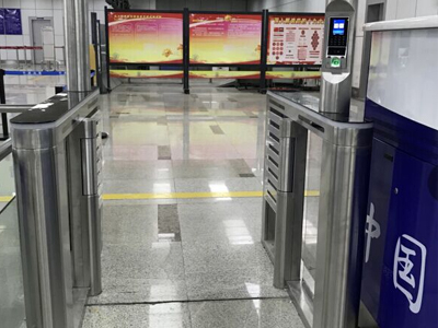 中國邊檢 哪家好？?jī)r(jià)格怎么樣？代理招商，生產(chǎn)廠家，價(jià)格，哪家好，多少錢，品牌，報(bào)價(jià)，廠家，哪個(gè)公司好 通關(guān)邊檢人臉識(shí)別閘機(jī)采用多因子身份識(shí)別方式，即人臉識(shí)別、身份證/護(hù)照識(shí)別、指紋識(shí)別三種識(shí)別模式并存的實(shí)名制身份驗(yàn)證，對(duì)通關(guān)者進(jìn)行三種數(shù)據(jù)的驗(yàn)證與對(duì)比，確保通關(guān)者為其本人，實(shí)現(xiàn)快速安全通關(guān)。