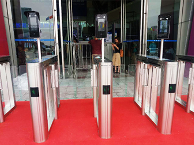 會(huì)展海峽國際會(huì)展中心 哪家好？?jī)r(jià)格怎么樣？代理招商，生產(chǎn)廠家，價(jià)格，哪家好，多少錢，品牌，報(bào)價(jià)，廠家，哪個(gè)公司好 海峽國際會(huì)展采用路可路美人臉識(shí)別閘機(jī)進(jìn)行會(huì)場(chǎng)參會(huì)人員的身份識(shí)別，實(shí)現(xiàn)參會(huì)者網(wǎng)絡(luò)參會(huì)報(bào)名到現(xiàn)場(chǎng)參會(huì)、人臉識(shí)別入場(chǎng)、人臉識(shí)別就餐等一站式便捷服務(wù)，提高了與會(huì)者的入場(chǎng)效率，也提升了會(huì)展的安保強(qiáng)度。