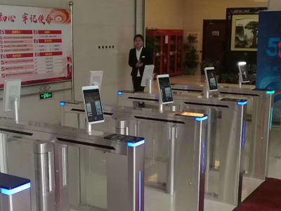 中國移動(dòng) 哪家好？?jī)r(jià)格怎么樣？代理招商，生產(chǎn)廠家，價(jià)格，哪家好，多少錢，品牌，報(bào)價(jià)，廠家，哪個(gè)公司好 中國移動(dòng)采用人臉識(shí)別閘機(jī)對(duì)來訪人員進(jìn)行出入控制，來訪人員先進(jìn)行拜訪登記，登記系統(tǒng)自動(dòng)讀取來訪者身份信息，當(dāng)預(yù)約完成后，來訪者進(jìn)入準(zhǔn)入?yún)^(qū)域前，需要刷取證件，人臉識(shí)別閘機(jī)自動(dòng)進(jìn)行來訪者頭像掃描，并進(jìn)行精準(zhǔn)比對(duì)，比對(duì)成功者準(zhǔn)予進(jìn)入。