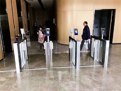 北京**銀行 哪家好？?jī)r(jià)格怎么樣？代理招商，生產(chǎn)廠家，價(jià)格，哪家好，多少錢，品牌，報(bào)價(jià)，廠家，哪個(gè)公司好 北京**銀行采用人臉識(shí)別閘機(jī)對(duì)訪客進(jìn)行便捷化進(jìn)出管理，用于內(nèi)部員工進(jìn)出控制和外來人員進(jìn)出控制。人臉識(shí)別采用360度動(dòng)態(tài)防偽識(shí)別技術(shù)，配合閘機(jī)防尾隨即自動(dòng)開合閘防夾功能，具有更靈敏的響應(yīng)速度，更高等級(jí)的安全保障。