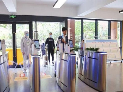 疫情防控門神：“兢兢業(yè)業(yè)”的測溫人像識別閘機 哪家好？價格怎么樣？代理招商，生產(chǎn)廠家，價格，哪家好，多少錢，品牌，報價，廠家，哪個公司好