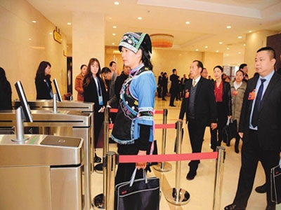 兩會"刷臉"入場，首次采用的測溫型人臉閘機進行體溫檢測及身份識別 哪家好？價格怎么樣？代理招商，生產(chǎn)廠家，價格，哪家好，多少錢，品牌，報價，廠家，哪個公司好 