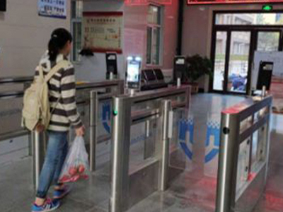 路可路美人臉識別測溫通道閘機助力十一長假返校同學(xué)測量體溫 哪家好？價格怎么樣？代理招商，生產(chǎn)廠家，價格，哪家好，多少錢，品牌，報價，廠家，哪個公司好 