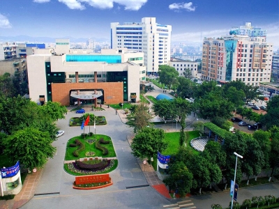 德陽市人民醫(yī)院 哪家好？價(jià)格怎么樣？代理招商，生產(chǎn)廠家，價(jià)格，哪家好，多少錢，品牌，報(bào)價(jià)，廠家，哪個(gè)公司好 德陽市人民醫(yī)院采用路可路美天府健康通防疫測溫閘機(jī)進(jìn)行患者自助通行服務(wù)，通過在門診大樓、住院樓及中醫(yī)館入口搭建健康碼測溫一體化系統(tǒng)，通過智能化設(shè)施，對進(jìn)出人員進(jìn)行自動化的健康碼狀態(tài)（綠碼、黃碼、紅碼）檢測、快速體溫測量、口罩佩戴檢測，提升工作效率，實(shí)現(xiàn)安全就醫(yī)管控。德陽市人民醫(yī)院以具備紅外測溫、天府通健康碼核驗(yàn)、門禁控制功能的健康碼人臉測溫智能化系統(tǒng)，代替人工體溫檢測、健康身份核查、口罩佩戴檢查工作，避免人員近距離接觸交叉感染，提升防疫防控水平，降低人力成本，提升通行效率。