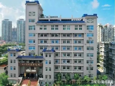 四川省第二中醫(yī)醫(yī)院 哪家好？價(jià)格怎么樣？代理招商，生產(chǎn)廠家，價(jià)格，哪家好，多少錢，品牌，報(bào)價(jià)，廠家，哪個(gè)公司好 近日，四川省中醫(yī)藥科學(xué)院（四川省中醫(yī)藥科學(xué)院四川省第二中醫(yī)醫(yī)院），為了滿足來院就醫(yī)人員，能夠快速便捷通過防疫安全檢查，在入院大門部署多個(gè)天府健康碼核驗(yàn)測溫人行通道道閘進(jìn)行自動化進(jìn)院健康信息篩查。進(jìn)入醫(yī)院的人員無需再描場所碼，只需要打開手機(jī)的天府健康通或者身份證，在路可路美健康碼測溫通道閘機(jī)上掃一掃，系統(tǒng)自動將掃碼行為與場所碼關(guān)聯(lián)，滴聲提示后，系統(tǒng)即開始進(jìn)行健康信息篩查，在大數(shù)據(jù)中心權(quán)限全部開放的情況下，系統(tǒng)可支持健康碼碼色（綠碼、黃碼、紅碼）與核酸疫苗自動篩查、體溫測量、口罩佩戴檢測，無異常人員將在一秒左右被人行通道閘機(jī)放行。