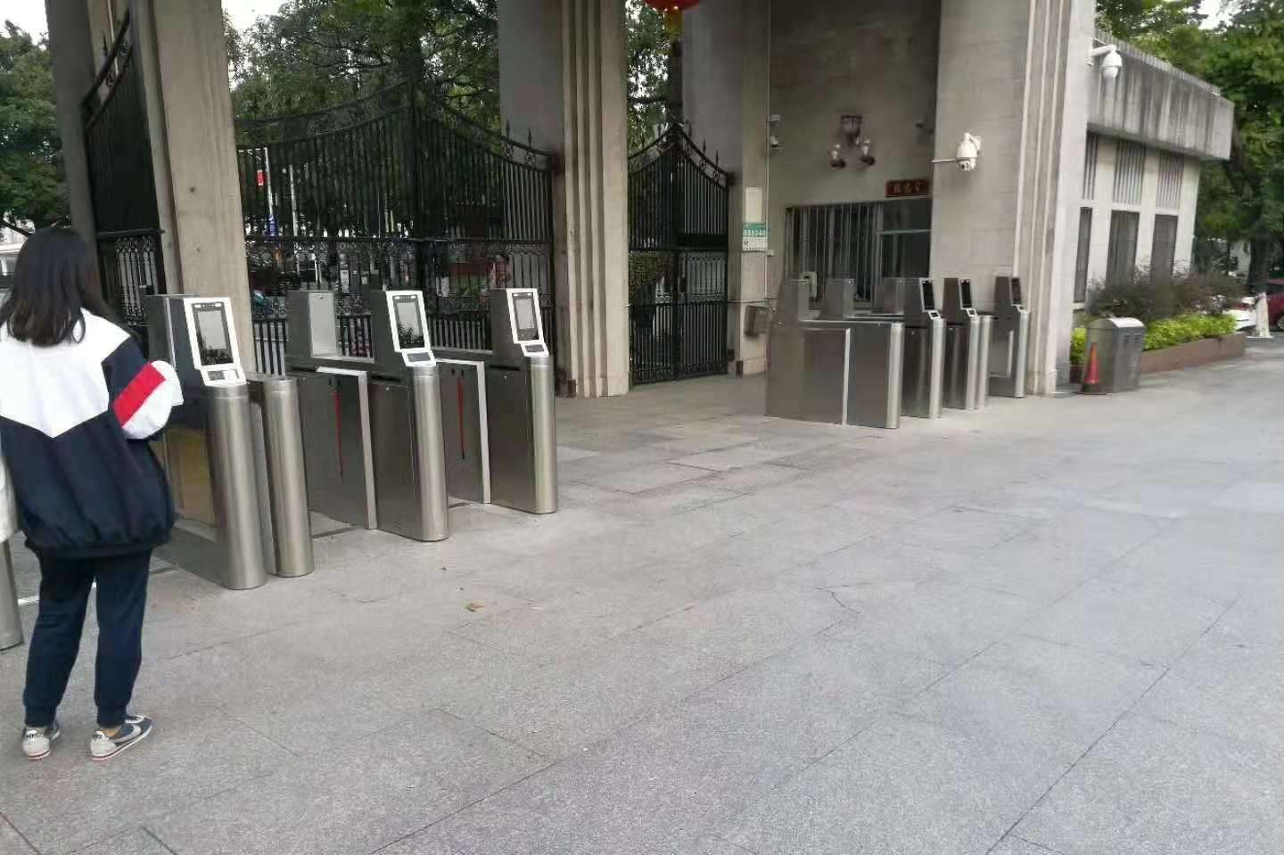 校园人脸识别闸机,人脸识别门禁,学校实名制人脸识别测温闸机,高校人脸识别实名制测温闸机,幼儿园公安重点人员筛查人脸闸机.jpg