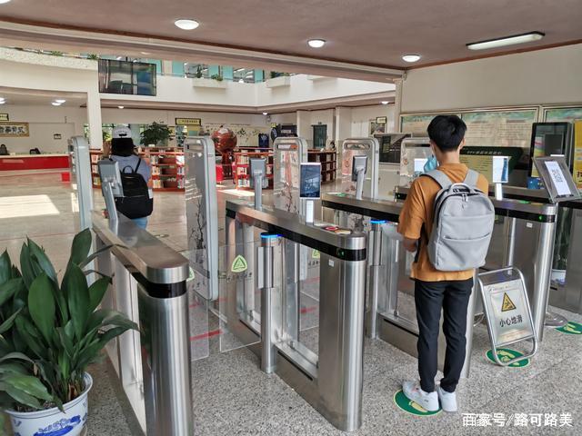 人脸识别测温闸机,校园人脸识别测温闸机,学校通道闸机,交通大学人脸闸机,人脸通道闸,学生刷脸开闸.jpg