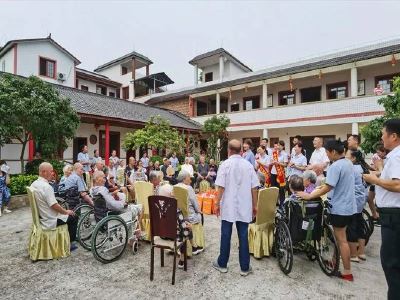 行為識(shí)別行為識(shí)別行為識(shí)別上海徐匯**福利院行為識(shí)別 哪家好？?jī)r(jià)格怎么樣？代理招商，生產(chǎn)廠家，價(jià)格，哪家好，多少錢，品牌，報(bào)價(jià)，廠家，哪個(gè)公司好 上海徐匯**福利院將AI行為識(shí)別技術(shù)引入到該福利院智慧養(yǎng)老核心業(yè)務(wù)系統(tǒng)中，通過人工智能技術(shù)，智能監(jiān)測(cè)老年人的日常起居，通過人工智能技術(shù)看護(hù)老年人，實(shí)時(shí)發(fā)現(xiàn)老年人摔倒、異常徘徊、超時(shí)滯留或久坐不動(dòng)等潛在的健康或行為異?，F(xiàn)象，預(yù)測(cè)或及時(shí)發(fā)現(xiàn)老年人所面臨的異常現(xiàn)象，采取及時(shí)的救助，防止危險(xiǎn)發(fā)生。